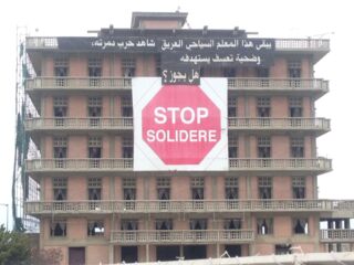 Striscioni di protesta contro l'azione di Solidere