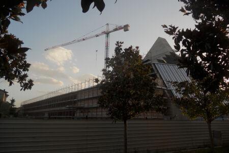 Zona absidale della Chiesa e fronte est del centro parrocchiale (©Emanuele Cavallini)