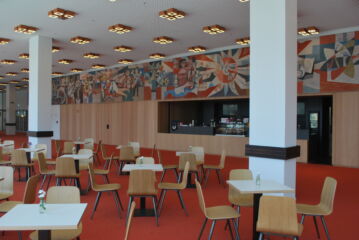 Foyer primo piano con bistrot e ciclo dipinti ©Daniela Völkel