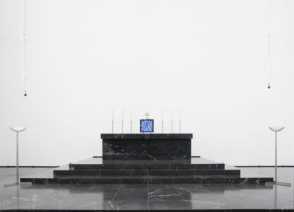 Rudolf Schwarz, Chiesa del Corpus Domini, Aquisgrana, 1930 – Presbiterio con tabernacolo (1958), e Crocifisso (sul tabernacolo), candelabri, lampade del 1930 di Fritz Schwerdt: (www.fritz-schwerdt.de; www.fritz-schwerdt.de/buch2017/, ©Tino Grisi)