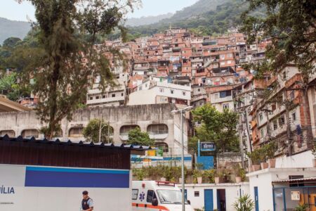 Il CIEP Doutor Bento Rubião a Rocinha, nella più grande favela del Brasile (© Aberrant Architecture)