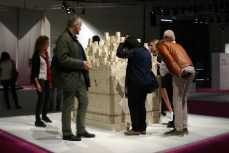 L'eterno e l'effimero di Open Architecture con Pimar: il prelievo dei cubetti da parte dei visitatori