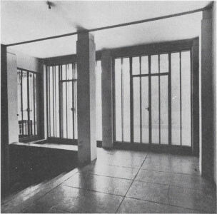 Parte della hall con vetrata e accesso alla terrazza sul giardino