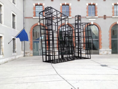 La Estación #16 di Frida Escobedo e il vexil in nylon di Nidal Chamekh nella corte delle Turbulences (©Giovanni Comoglio)