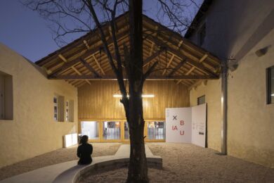 Il patio che separa la Galleria dalle aree di Restauro © Its. Ivo Tavares Studio