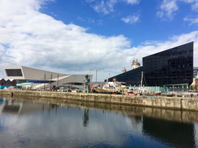 L'edificio del RIBA North (Broadway Malyan; a destra) e il Museum of Liverpool (3XN; a sinistra)