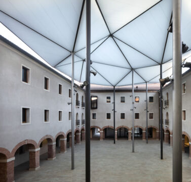 M9, spazi dell'ex convento, Innovation Retail Center. Chiostro interno. © Polymnia Venezia, foto Alessandra Chemollo