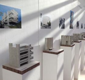 Modelli in cemento, allestimento Francoforte (Foto di Martina Metzner)