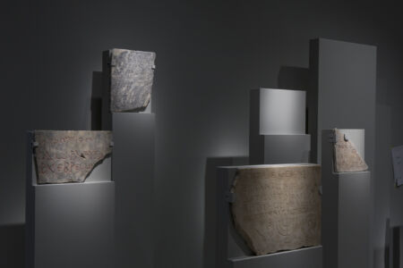 Allestimento epigrafi (© Marco Caselli Nirmal)