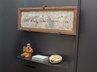 Allestimento lucerne e graffito Cherem (© Marco Caselli Nirmal)