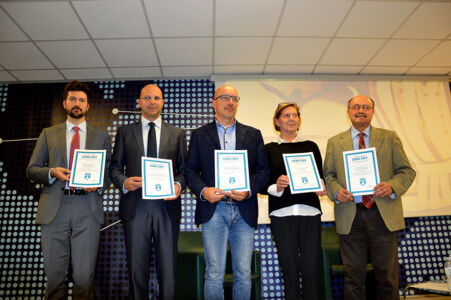 I premiati SISMA SAFE. Federico Maccari direttore di Entroterra Spa, Luigi Barbieri sindaco di San Giuliano di Puglia, Arrigo Jacobitti proprietario e direttore dell’ECO Hotel Bonapace, Margherita Nardecchia Mazzolo presidente di Casa Onna e Rossano Bartoli segretario generale Lega del Filo d’Oro