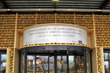 La porta delle mele.
Entrata principale di Fico (©Chestnut)