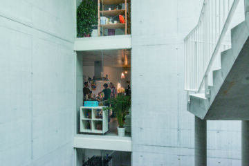 Gli appartamenti-cluster della Haus A rappresentano un nuovo modello di condivisione comunitaria residenziale. Gli appartamenti non prevedono né zone living né di cucina, sono di dimensioni ridotte e disposti come satelliti nella porzione di piano (credits by, ©Johannes Marburg)