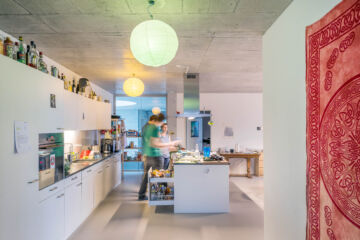 Gli appartamenti-cluster della Haus A rappresentano un nuovo modello di condivisione comunitaria residenziale. Gli appartamenti non prevedono né zone living né di cucina, sono di dimensioni ridotte e disposti come satelliti nella porzione di piano (credits by, ©Johannes Marburg)