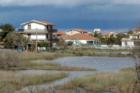 Le costruzioni abusive nell'Oasi del Simeto In provincia di Catania