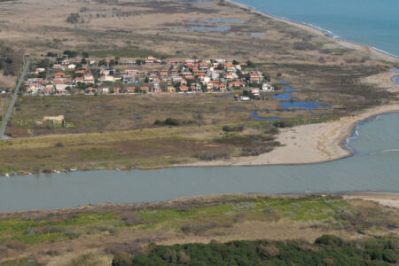 Le costruzioni abusive nell'Oasi del Simeto In provincia di Catania