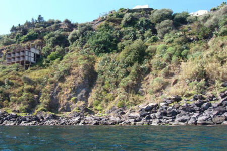 Lo scheletro dell'Aloha Mare sulla scogliera della Timpa di Acireale