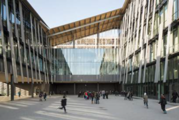 Il grande patio della scuola media