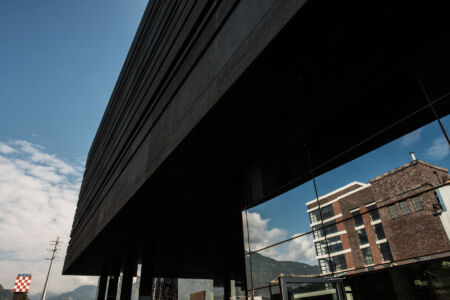 NOI Techpark, particolare del Black Monolith (foto Ivo Corrà | IDM Südtirol / Alto Adige)