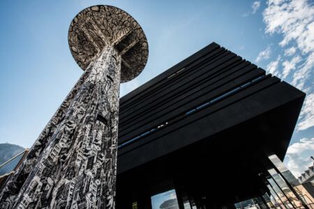NOI Techpark, la torre piezometrica e il Black Monolith (foto Ivo Corrà | IDM Südtirol / Alto Adige)