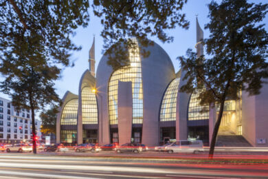Colonia, sotto la cupola è il Mihrāb, orientato verso la Mecca, la sala conferenze si trova al livello della strada proprio sotto la sala della preghiera © Foto Christoph Seelbach