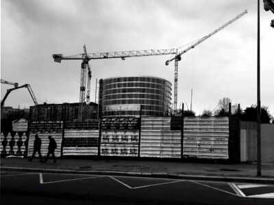 La sagoma dello student-housing nel cantiere SANAA