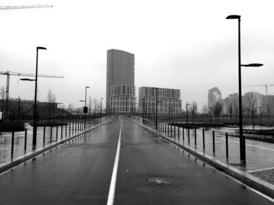 Il complesso Citterio-Viel di Cascina Merlata. Sullo sfondo le torri del Social Village