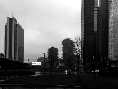 Porta Garibaldi con la sagoma dei boschi verticali dell’Isola