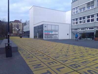Berlinische Galerie scorcio ingresso e cafeteria sulla Rayuela di artisti (© Francesca Petretto)