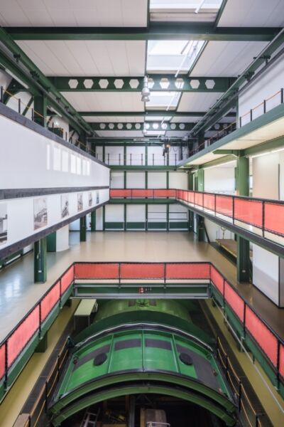 Umlauftank 2 (1974) di Ludwig Leo. Foto interno, macchinari e colori ©Ebener