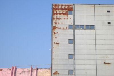 Umlauftank 2 (1974) di Ludwig Leo. Pannelli di facciata danneggiati prima del restauro. (Foto © Steffen Obermann)