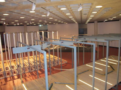 Allestimento delle Sette Architetture Automatiche al livello -1 del Teatro dell'Architettura: in primo piano Wall e sullo sfondo rispettivamente in secondo e terzo piano Bridge e Spider (©Laura Ceriolo)