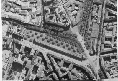 Parco lineare di 3.300 mq (Herzog&De Meuron e SD Partners) e percorsi pedonali di collegamento lungo la Fondazione Feltrinelli, nell’area tra Porta Garibaldi e Porta Volta