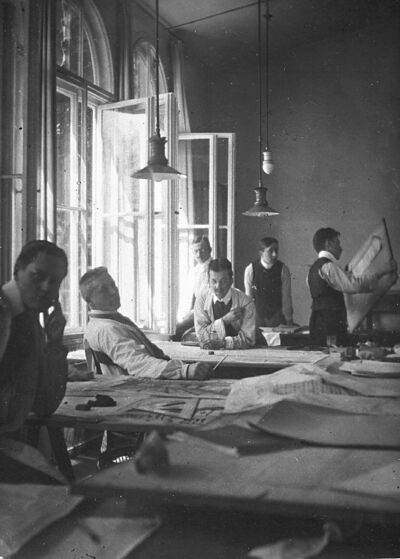 Nell'atelier di Behrens, da sin., Mies van der Rohe, H. Meyer, Hertwig, Weyrather, Krämer, Gropius, 1908