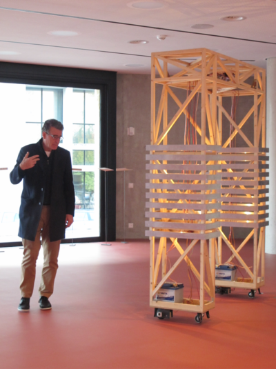 Riccardo Blumer e l'installazione Door (©Laura Ceriolo)