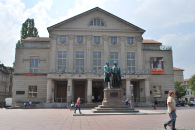 Weimar, Deutsches Nationaltheater e monumento a Goethe e Schiller © Foto di Daniela Völkel
