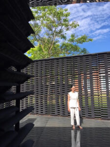 Frida Escobedo a piedi nudi nel Serpentine Pavilion 2018