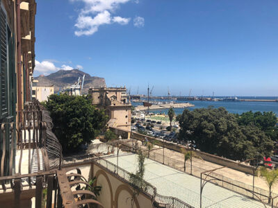 Il fronte a mare visto da uno dei saloni di Palazzo Butera (© Lucia Pierro e Marco Scarpinato)