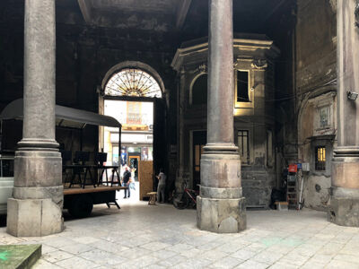 L'atrio di Palazzo Costantino (© Lucia Pierro e Marco Scarpinato)