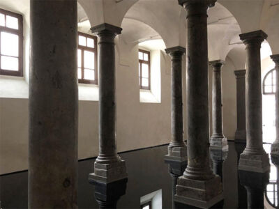 L'installazione di Per Barclay nella cavallerizza di Palazzo Mazzarino (© Lucia Pierro e Marco Scarpinato)