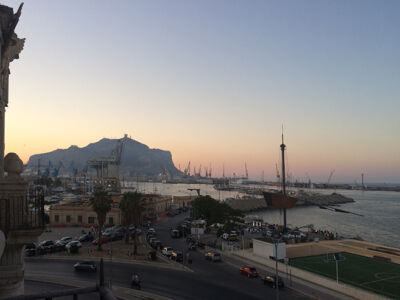 Una veduta di Monte Pellegrino e dell'antico porto della Cala (© Lucia Pierro e Marco Scarpinato)