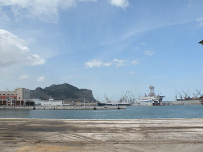 La stazione marittima del porto di Palermo (© Lucia Pierro e Marco Scarpinato)