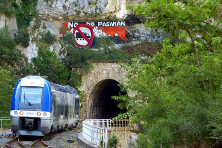 TER francese all’ingresso della galleria S. Roch