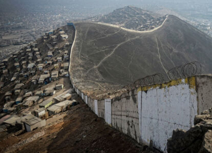 Lima: il "muro della vergogna" che divide le barriadas dal terreno del condominio Las Casuarinas (© ERNESTO BENAVIDES/AFP/Getty Images)