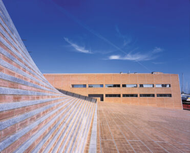 La superficie rigata formata dalla scalinata vista dalla piazza (© Andrea Jemolo)