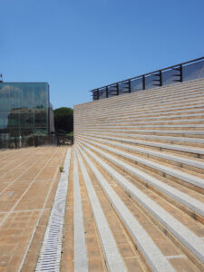 La superficie rigata formata dalla scalinata vista dalla piazza (© Milena Farina)