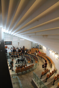 La superficie rigata formata dalla scalinata vista dall'interno della sala consiliare (© Laura Calcagnini)