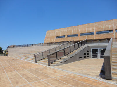 L'ingresso sulla piazza, oggi chiuso (© Milena Farina)