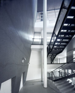 La scala che collega i tre livelli degli uffici, oggi parzialmente demolita (© Andrea Jemolo)