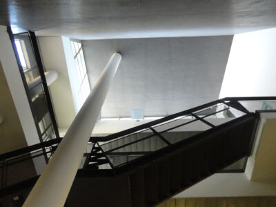 La scala che collega i tre livelli degli uffici, oggi parzialmente demolita (© Milena Farina)